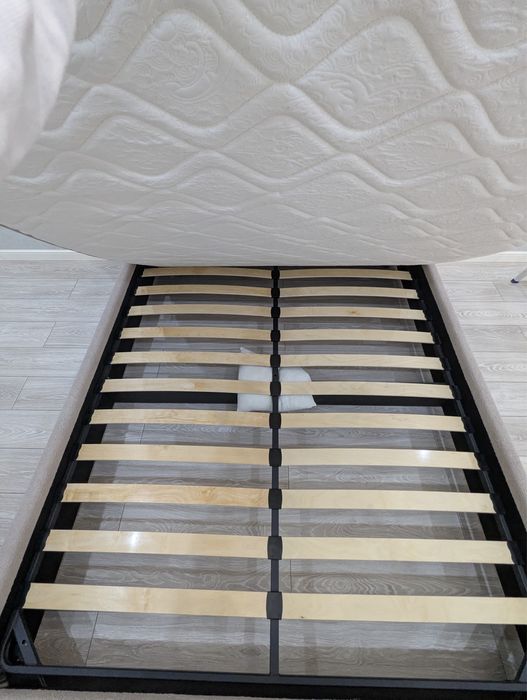 Двуспальная кровать