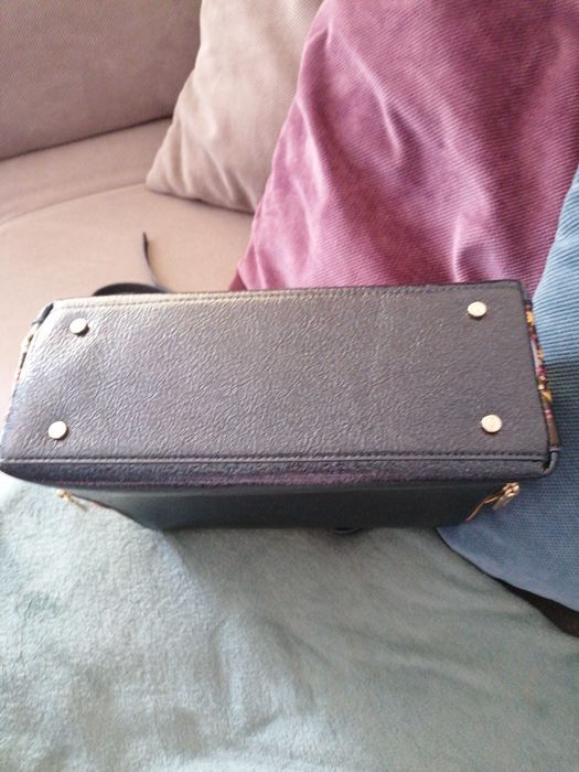 Дамска модерна чанта Axel.