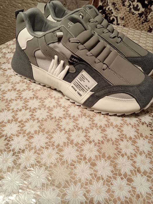 Продам мужские кроссовки