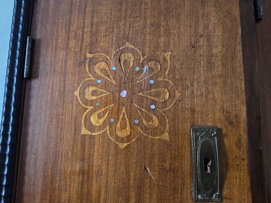 Dulap săsesc, castăn antichitate.