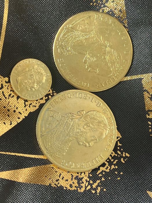 Monede ducati 2 x 4 ducati si unul mic de un ducat placate cu aur