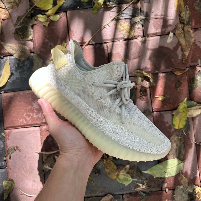 Pantofi Sport Adidas Yeezy 350 Light - se schimba la lumina soarelui