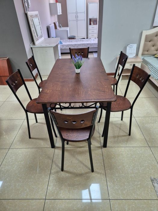 Стол стуля из дерева