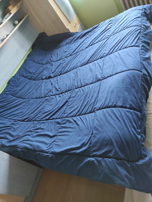 Plapumă pentru pat de dimensiuni mari, 2.40/2.20cm.
Produs adus din import de foarte bună calitate.