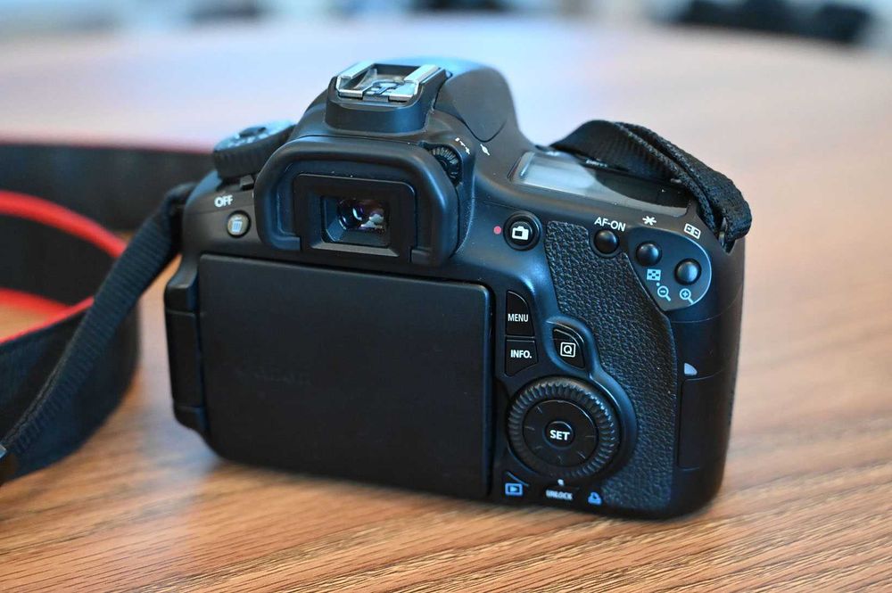 Canon 60D + обективи + светкавица + раница