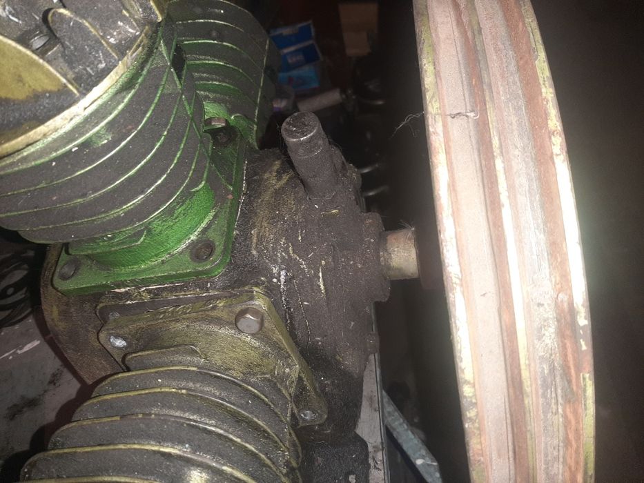 Трех поршневой компресор