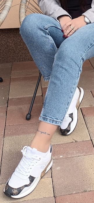 Sneakersi marca Guess