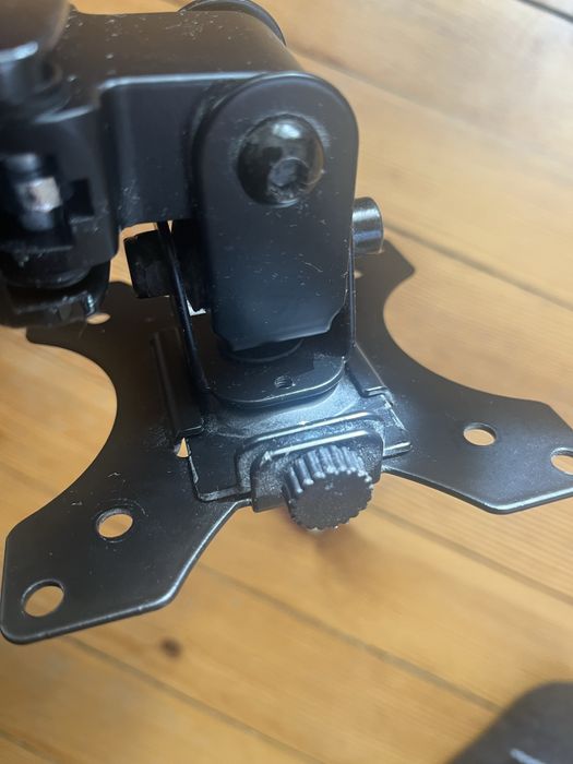 Продавам стойка за монитор на стена