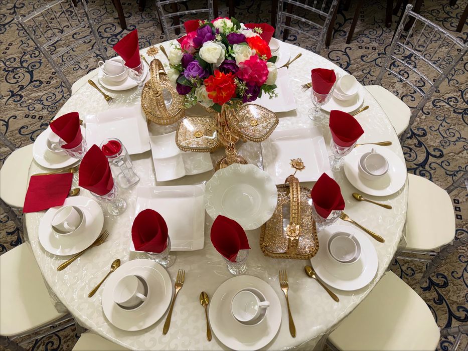 Аренда столов со стульями, с посудой