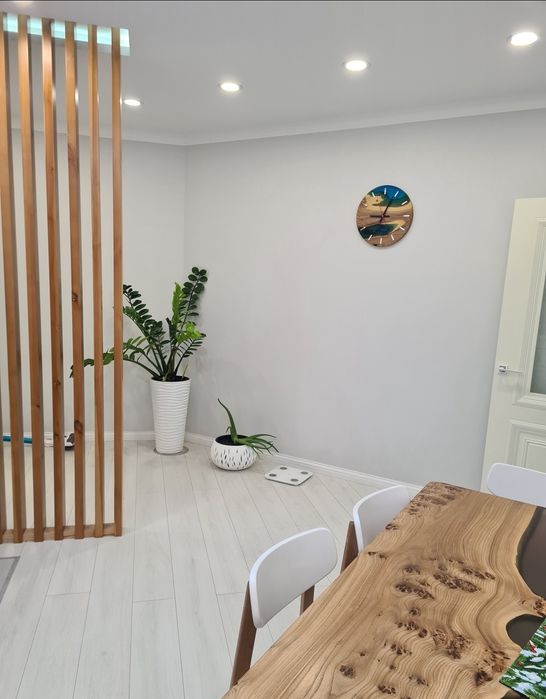 Деревянный стол + часы из массива