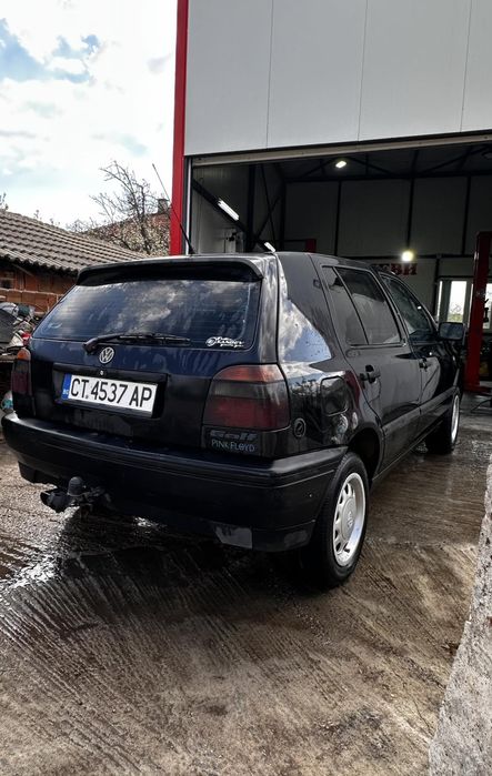 Голф 3  1.6.  75 коня