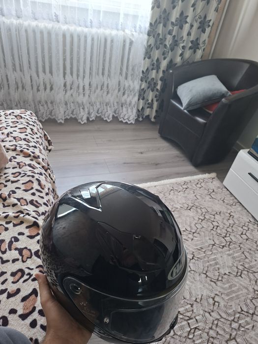 Vând cască moto HJC – neagră, cu vizieră transparentă
