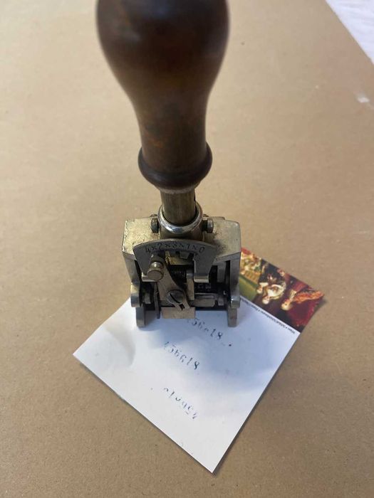 Inseriator cifre, vechi, in stare de functionare.