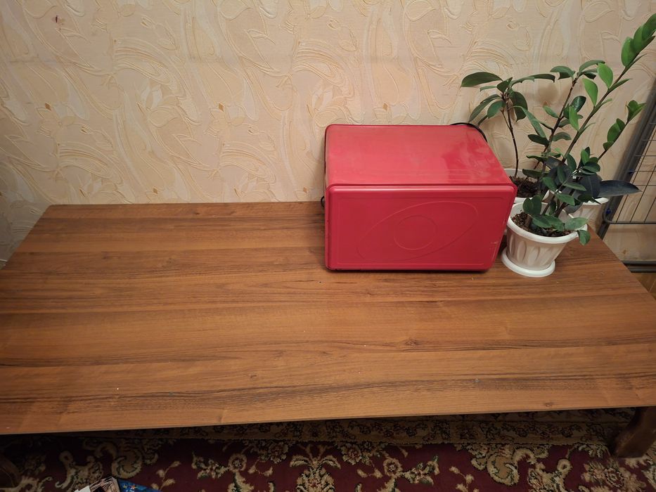 Продается стол, цвет коричневый