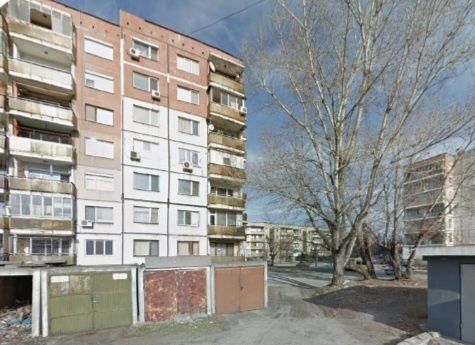 Тристаен до Ритейл парк