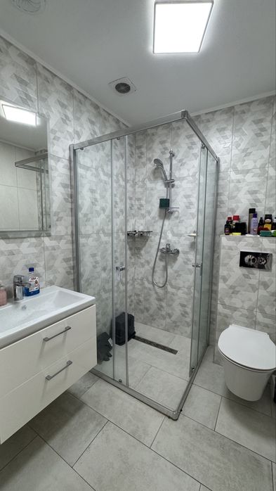 Casă Modernă în Zona Castelului Transilvania – Eleganță și Liniște