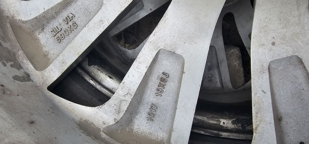 Продам диски в месте с резиной