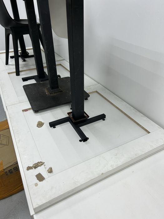 Продам стол белый