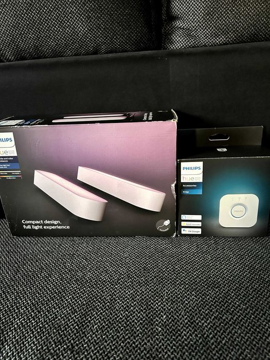 Vând Philips Hue Play, 6.6W, alb, 2 Buc + consolă Philips Hue Bridge Wi-Fi alb - doar în București