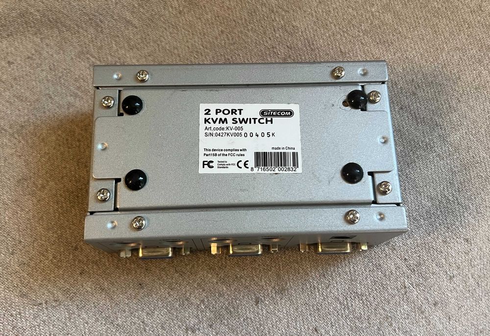 KVM Switch 2 porturi VGA PS2 Sitecom KV005 control 2 PC