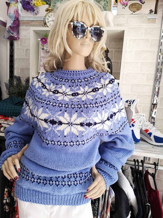 Ръчно изплетен пуловер