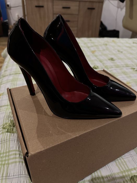 Черен висок ток с червена подметка