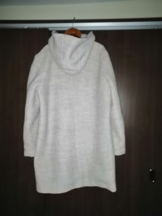 Vând rapid haina ce stofa crem, cu gluga , starefbun a