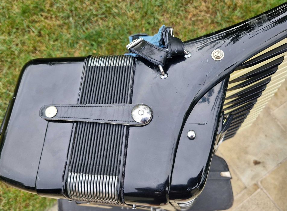 Vând acordeon Parrot cu 80 de basi  negru