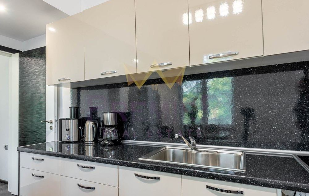 Дава се под наем Тристаен апартамент в Варна, Център - 110 кв.м за 1000 € - Снимка #3