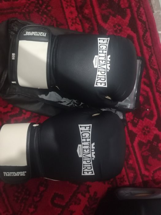 Продаю боксерскую перчатку и шлем Срочно