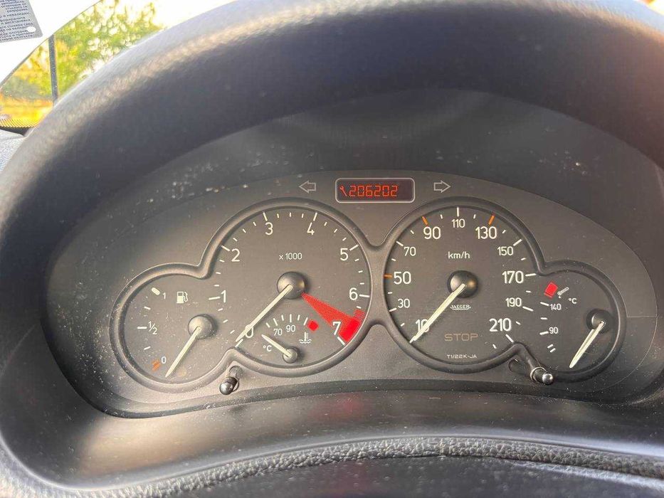 Напълно обслужен автомобил Peugeot 206 с газов инжекцион