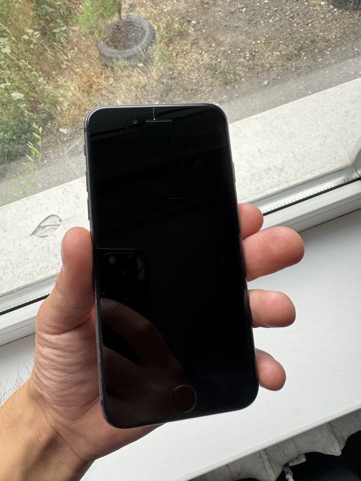 Продам iPhone 8