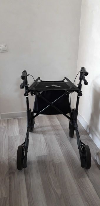 Прогулочные ходунки, для облегчения ходьбы для пожилых людей.