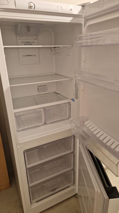 Холодильник indesit