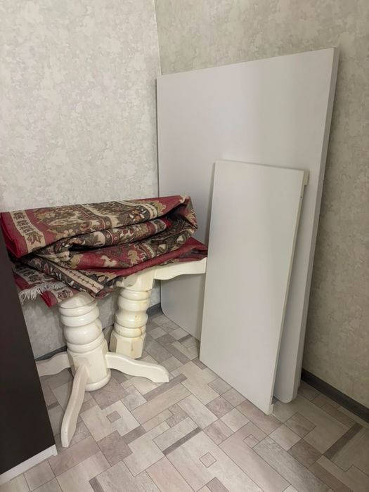 Продается  белый стол для гостиной