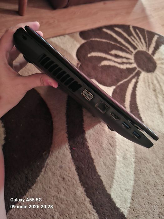 Laptop ,mouse,  baterie și cablu