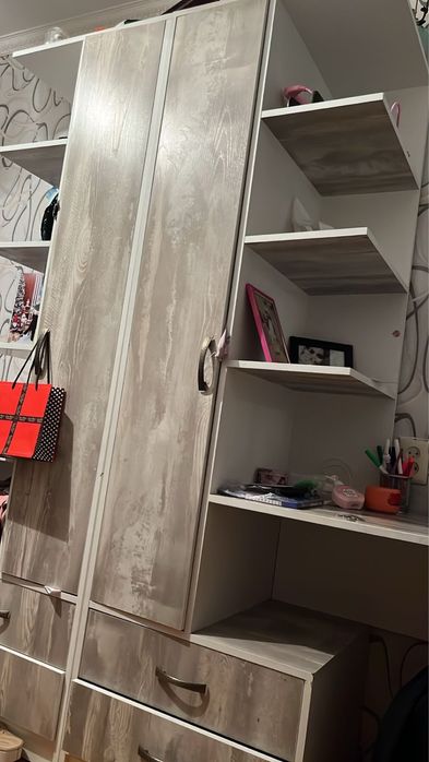 Продается кровать +2 школьных стола