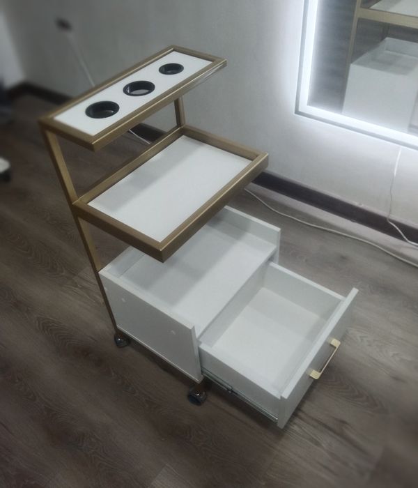 Barberlar va shunga oʻxshaw sohadagilar uchun uchun yordamchi etaжerka