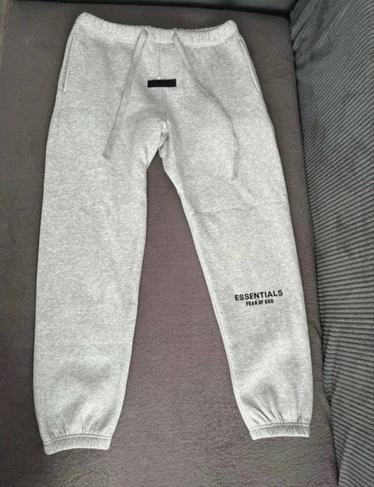 Essentials fear of God ( pot sa vand si la bucata doar hanoracul sau doar pantaloni )