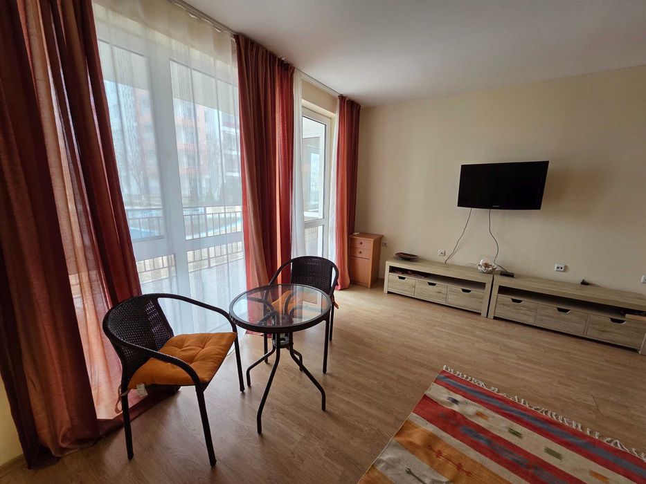 Двустаен апартамент на първа линия море в Равда