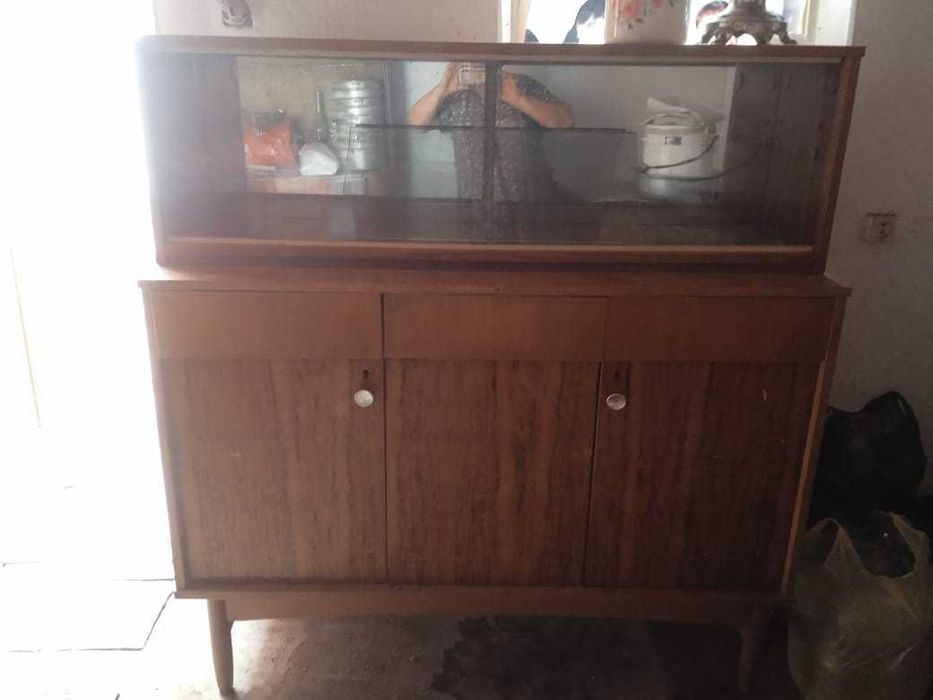 Сервант для посуды.