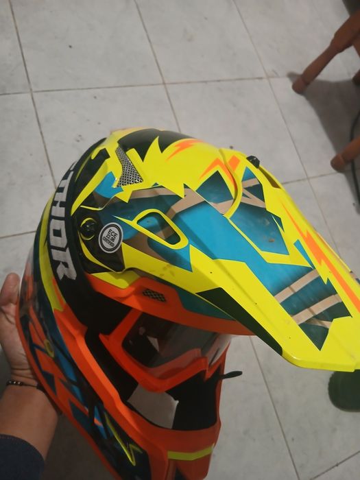 Vând casca aproape nou