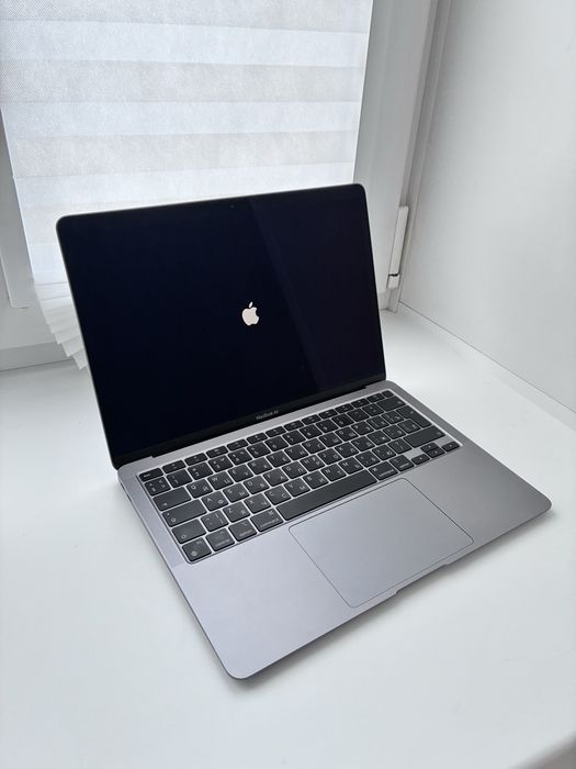 MacBook Air M1 8/256 GB