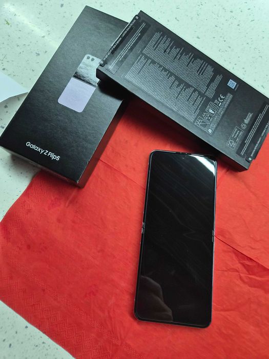 Телефон Samsung Flip 5