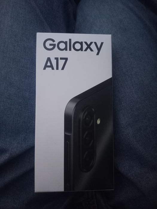 Продам телефон черный  Самсунг GALAXY A17 новый .