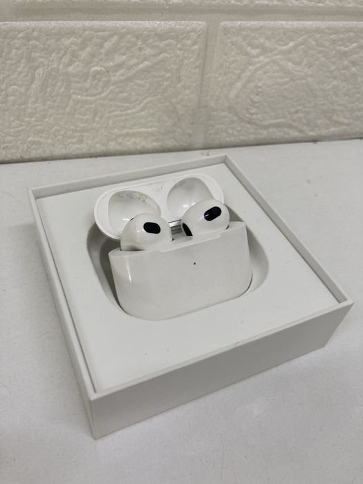 Apple AirPods 3.
