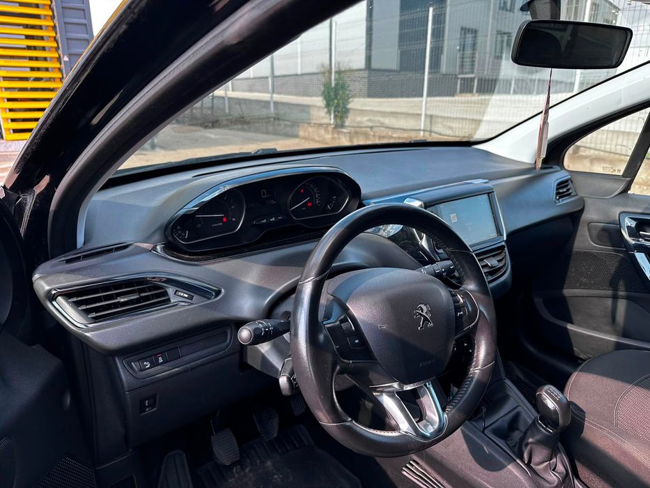 Dezmembrez Peugeot 208 2 negru 2017 1.6 hdi BHY BH02 115.000 km volan stanga