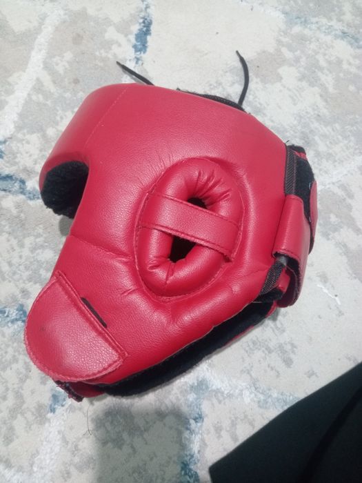 Шлем и перчатки для бокса