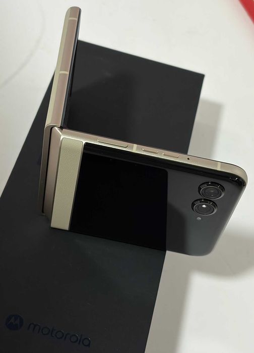Motorola Razr 50 256GB + 8GB RAM