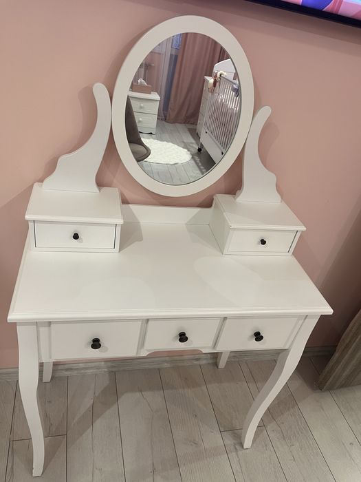 Тоалетка бяла с огледало и шкафчета